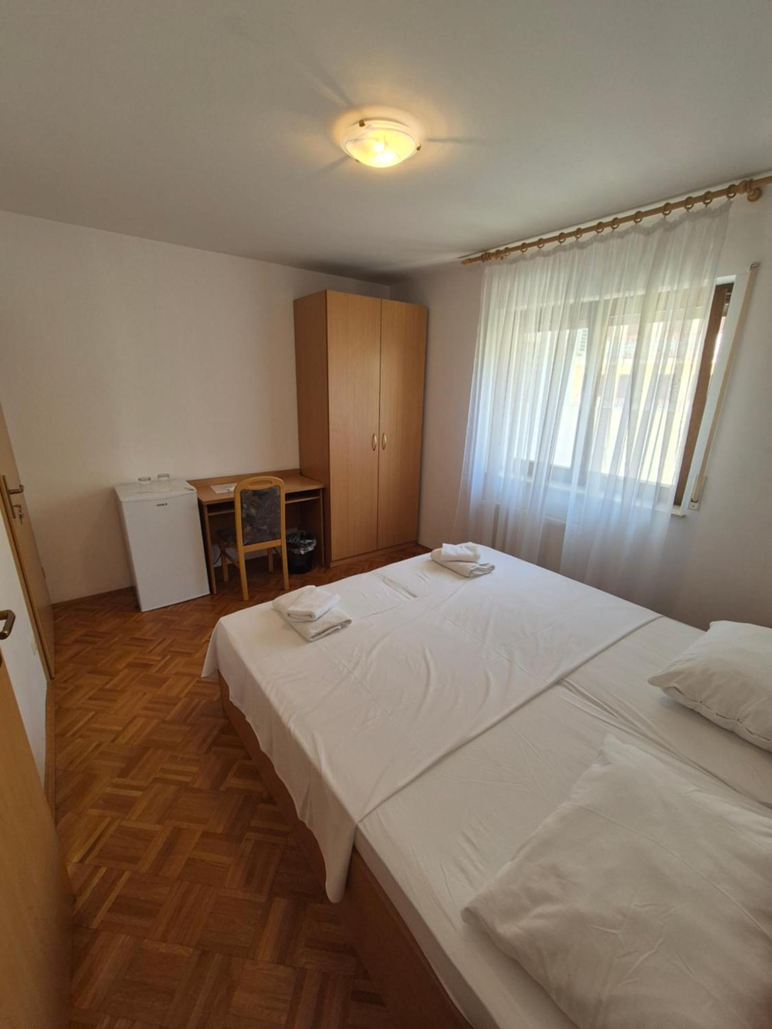 Apartments And Rooms Mamic Dugi Rat Exteriör bild